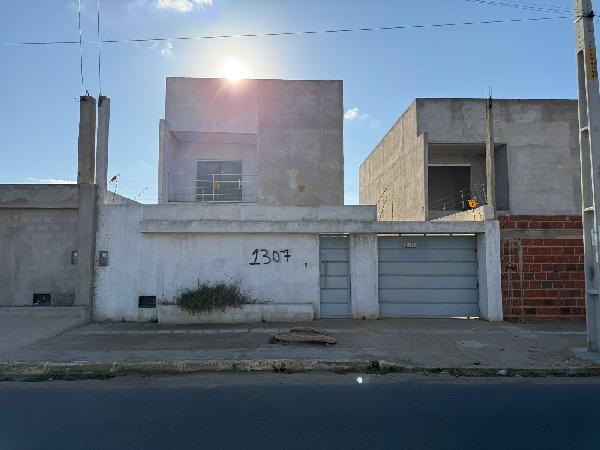 Vende-se em Vitoria Da Conquista-BA  Casa, 166.36 de área total, 166.36 de área privativa, 200.00 de área do terreno,  4_qto(s), varanda, a.serv, WC, 1_sala(s), cozinha, 1_vaga(s) de garagem.