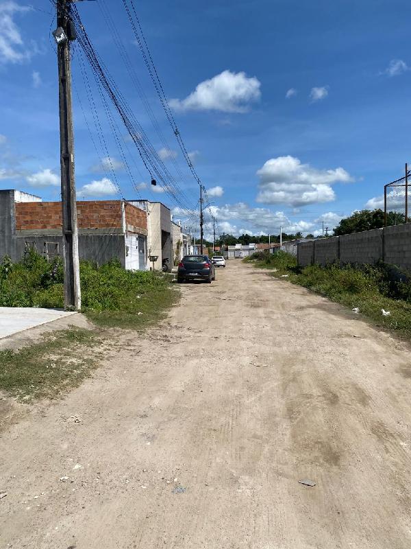 Vende-se em Feira De Santana-BA  Casa, 65.27 de área total, 65.27 de área privativa, 129.25 de área do terreno,  2_qto(s), a.serv, WC, 1_sala(s), cozinha, 1_vaga(s) de garagem.
