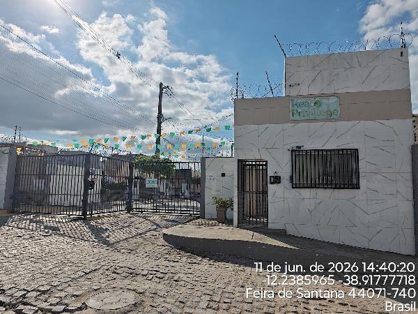 Vende-se em Feira De Santana-BA  Casa, 54.72 de área total, 51.31 de área privativa, 101.77 de área do terreno,  2_qto(s), varanda, a.serv, WC, 1_sala(s), cozinha, 2_vaga(s) de garagem.