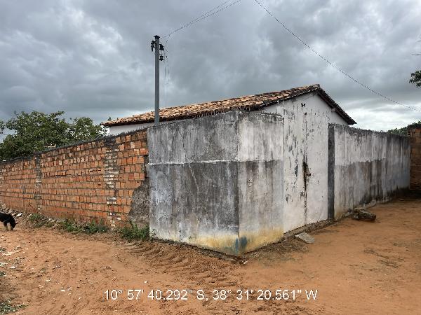 Vende-se em Ribeira Do Amparo-BA  Casa, 48.00 de área total, 48.00 de área privativa, 150.00 de área do terreno,  2_qto(s), WC, 1_sala(s), cozinha.