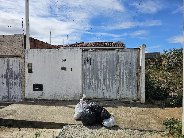 Vende-se em Feira De Santana-BA  Casa, 55.50 de área total, 55.50 de área privativa, 125.00 de área do terreno,  2_qto(s), a.serv, WC, 1_sala(s), cozinha.