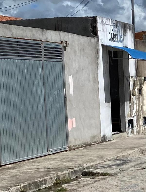 Vende-se em Feira De Santana-BA  Casa, 29.22 de área total, 29.22 de área privativa, 126.00 de área do terreno,  1_qto(s), a.serv, WC, 1_sala(s), cozinha.