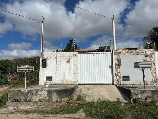 Vende-se em Feira De Santana-BA  Casa, 69.99 de área privativa, 125.00 de área do terreno,  2_qto(s), varanda, a.serv, WC, 1_sala(s), cozinha.
