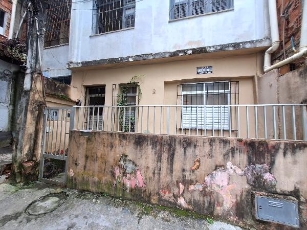 Vende-se em Salvador-BA  Casa, 30.00 de área privativa,  2_qto(s), WC, 1_sala(s), sacada, cozinha.