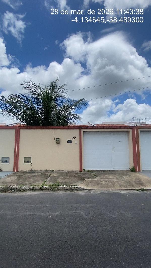 Vende-se em Horizonte-CE  Casa, 62.37 de área total, 62.37 de área privativa, 170.03 de área do terreno,  2_qto(s), a.serv, WC, 1_sala(s), cozinha.