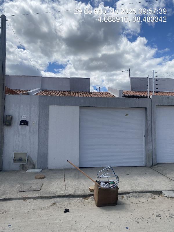 Vende-se em Horizonte-CE  Casa, 701.89 de área total, 78.41 de área privativa,  2_qto(s), varanda, a.serv, WC, 1_sala(s), cozinha, 1_vaga(s) de garagem.
