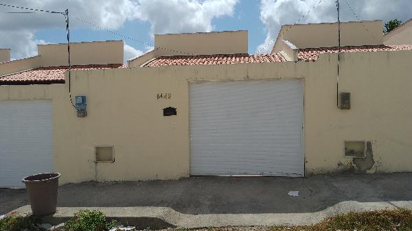 Vende-se em Horizonte-CE  Casa, 60.70 de área privativa, 231.00 de área do terreno,  2_qto(s), WC, 1_sala(s), cozinha, 1_vaga(s) de garagem.