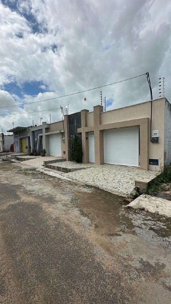 Vende-se em Iguatu-CE  Casa, 155.10 de área total, 155.10 de área privativa, 196.00 de área do terreno,  3_qto(s), a.serv, WC, 1_sala(s), cozinha, Terraco, 1_vaga(s) de garagem.