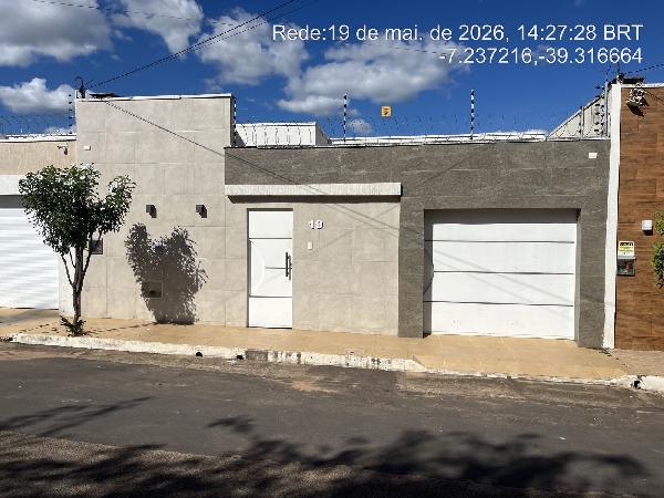 Vende-se em Juazeiro Do Norte-CE  Casa, 127.30 de área total, 127.30 de área privativa, 179.45 de área do terreno,  3_qto(s), a.serv, WC, 1_sala(s), 1 lavabo(s), cozinha, 1_vaga(s) de garagem.