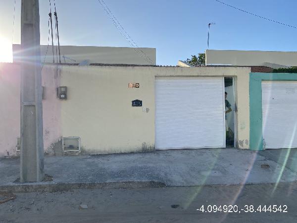Vende-se em Horizonte-CE  Casa, 430.74 de área total, 60.70 de área privativa, 370.04 de área do terreno,  2_qto(s), a.serv, WC, 1_sala(s), cozinha, Terraco, 1_vaga(s) de garagem.