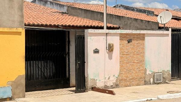 Vende-se em Iraucuba-CE  Casa, 50.10 de área total, 50.10 de área privativa, 175.00 de área do terreno,  2_qto(s), a.serv, WC, 1_sala(s), cozinha.