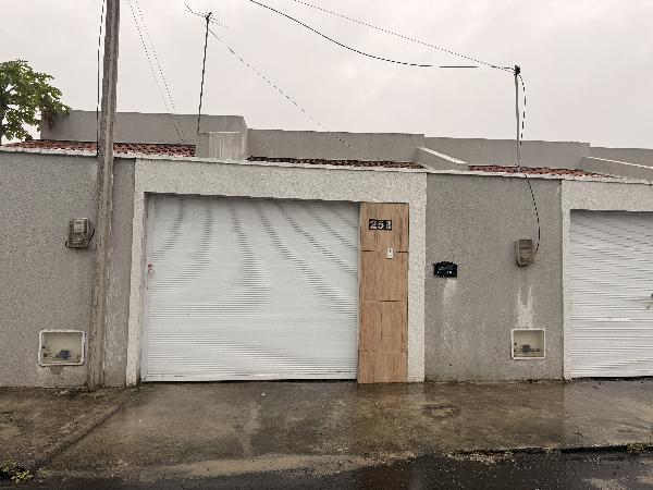 Vende-se em Horizonte-CE  Casa, 71.71 de área total, 71.71 de área privativa, 392.18 de área do terreno,  2_qto(s), varanda, a.serv, WC, 1_sala(s), cozinha, 1_vaga(s) de garagem.