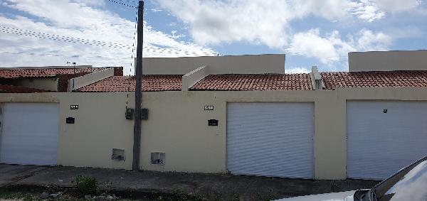 Vende-se em Horizonte-CE  Casa, 60.70 de área privativa, 122.48 de área do terreno,  2_qto(s), a.serv, WC, 1_sala(s), sacada, cozinha, 1_vaga(s) de garagem.