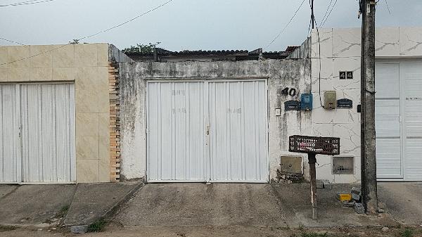 Vende-se em Itaitinga-CE  Casa, 74.00 de área total, 74.00 de área privativa, 300.00 de área do terreno,  2_qto(s), a.serv, WC, 1_sala(s), cozinha.