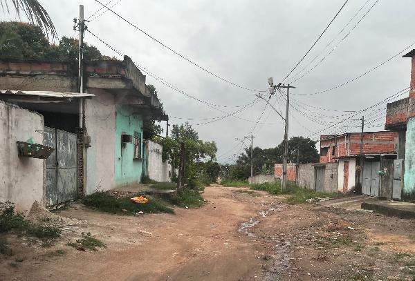 Vende-se em Sao Goncalo-RJ  apto, 93.22 de área total, 64.81 de área privativa, 600.00 de área do terreno,  2_qto(s), WC, 1_sala(s), cozinha, 1_vaga(s) de garagem.