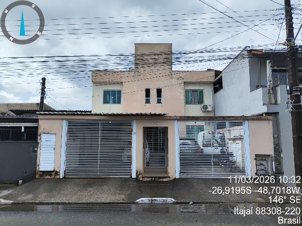 Vende-se em Itajai-SC  apto, 60.04 de área total, 54.29 de área privativa,  2_qto(s), a.serv, WC, 1_sala(s), cozinha.