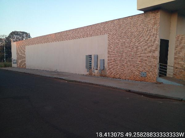 Vende-se em Itumbiara-GO  Casa, 129.56 de área total, 73.97 de área privativa, 85.64 de área do terreno,  2_qto(s), a.serv, WC, 1_sala(s), cozinha, 1_vaga(s) de garagem.