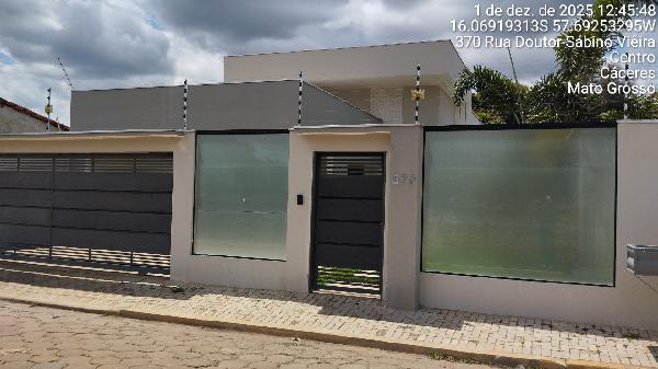 Vende-se em Caceres-MT  Casa, 260.34 de área total, 260.34 de área privativa, 427.00 de área do terreno,  3_qto(s), a.serv, WC, 2_sala(s), 1 lavabo(s), cozinha.