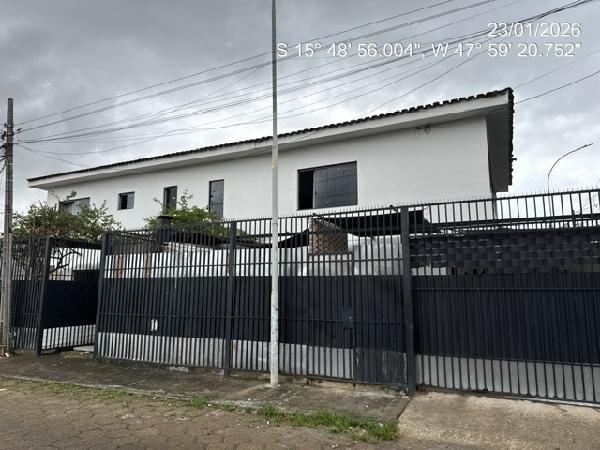 Vende-se em Brasilia-DF  Casa, 228.00 de área total, 228.00 de área privativa, 200.00 de área do terreno,  4_qto(s), a.serv, WC, WC Emp, 1_sala(s), 1 lavabo(s), cozinha, 4_vaga(s) de garagem.