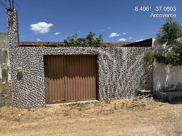 Vende-se em Arcoverde-PE  Casa, 53.70 de área total, 53.70 de área privativa, 120.00 de área do terreno,  2_qto(s), varanda, WC, 1_sala(s), cozinha.