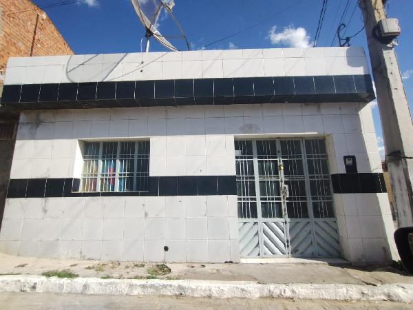 Vende-se em Belo Jardim-PE  Casa, 85.01 de área total, 85.01 de área privativa, 111.90 de área do terreno,  3_qto(s), a.serv, WC, 1_sala(s), cozinha.