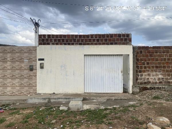 Vende-se em Arcoverde-PE  Casa, 45.00 de área total, 45.00 de área privativa, 90.00 de área do terreno,  2_qto(s), a.serv, WC, 1_sala(s), cozinha, 1_vaga(s) de garagem.
