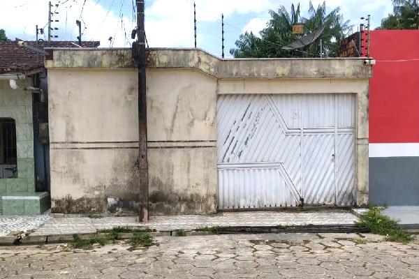 Vende-se em Vigia-PA  Casa, 200.00 de área privativa, 290.50 de área do terreno,  3_qto(s), a.serv, WC, 2_sala(s), cozinha, 3_vaga(s) de garagem.