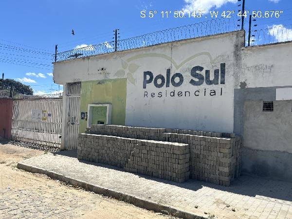Vende-se em Teresina-PI  Casa, 67.73 de área total, 67.73 de área privativa, 130.72 de área do terreno,  3_qto(s), varanda, a.serv, WC, 1_sala(s), cozinha, 1_vaga(s) de garagem.