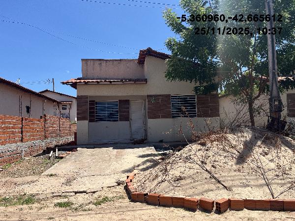 Vende-se em Demerval Lobao-PI  Casa, 58.50 de área total, 58.50 de área privativa, 200.00 de área do terreno,  2_qto(s), varanda, WC, 1_sala(s), cozinha.