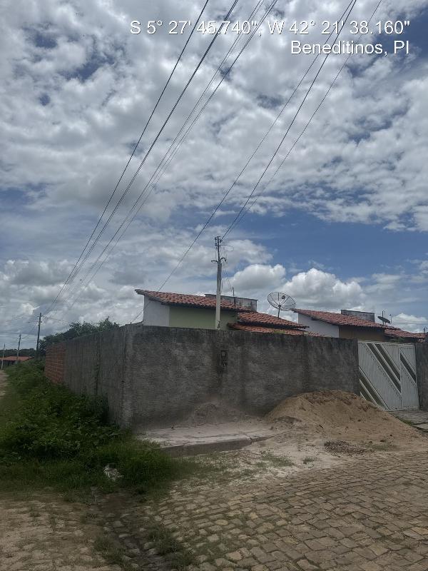 Vende-se em Beneditinos-PI  Casa, 56.01 de área total, 56.01 de área privativa, 200.00 de área do terreno,  2_qto(s), a.serv, WC, 1_sala(s), cozinha, 1_vaga(s) de garagem.