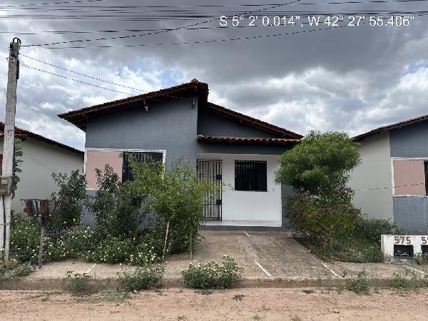 Vende-se em Altos-PI  Casa, 61.75 de área total, 61.75 de área privativa, 147.25 de área do terreno,  2_qto(s), varanda, a.serv, WC, 1_sala(s), cozinha.
