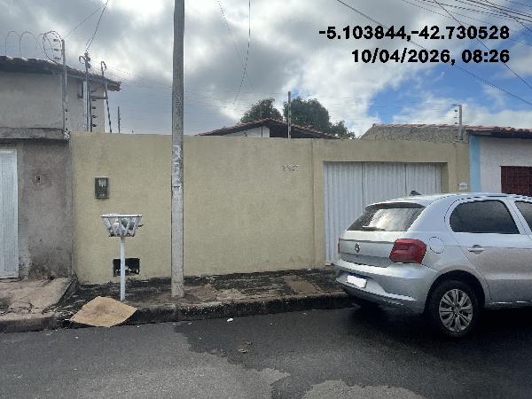 Vende-se em Teresina-PI  Casa, 61.91 de área total, 61.91 de área privativa, 250.94 de área do terreno,  3_qto(s), varanda, WC, 2_sala(s), cozinha.