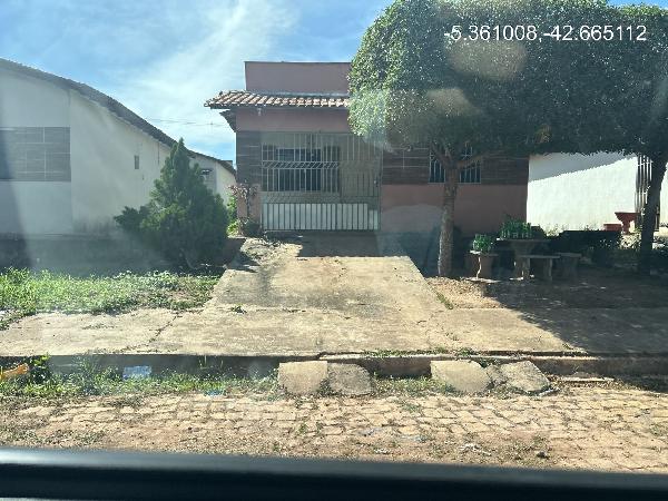 Vende-se em Demerval Lobao-PI  Casa, 62.70 de área total, 62.70 de área privativa, 200.00 de área do terreno,  2_qto(s), varanda, a.serv, WC, 1_sala(s), cozinha, 1_vaga(s) de garagem.