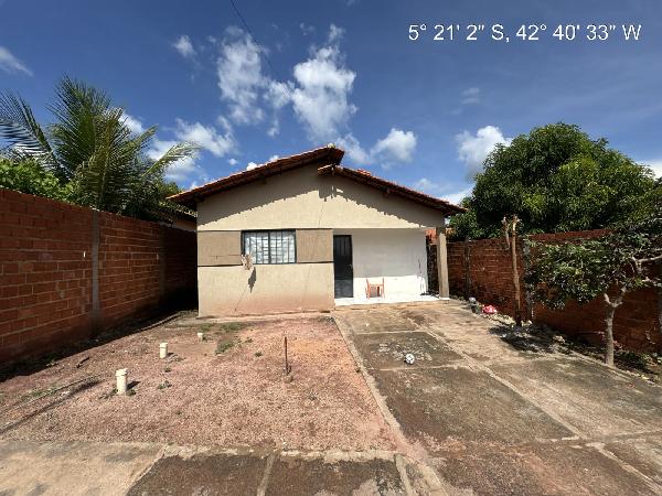 Vende-se em Demerval Lobao-PI  Casa, 56.00 de área total, 56.00 de área privativa, 200.00 de área do terreno,  2_qto(s), a.serv, WC, 1_sala(s), cozinha.