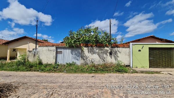 Vende-se em Demerval Lobao-PI  Casa, 61.51 de área total, 61.51 de área privativa, 199.00 de área do terreno,  2_qto(s), WC, 1_sala(s), cozinha.