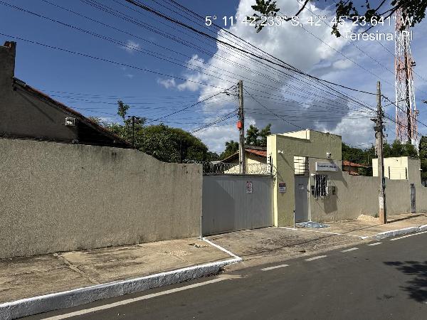 Vende-se em Teresina-PI  Casa, 213.33 de área total, 65.88 de área privativa, 215.88 de área do terreno,  3_qto(s), a.serv, WC, 1_sala(s), cozinha, Terraco, 1_vaga(s) de garagem.