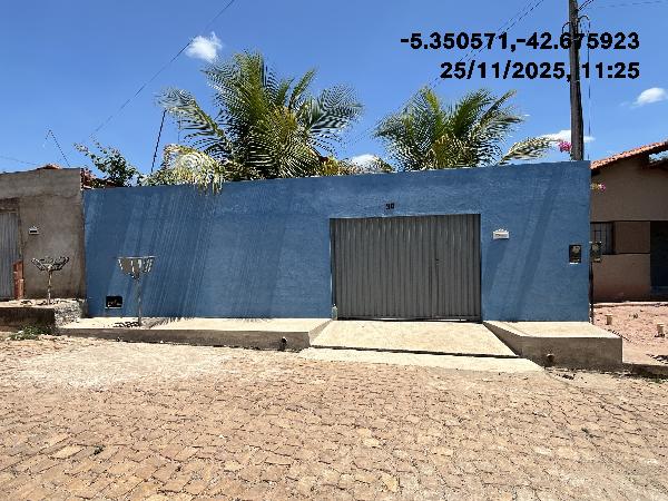 Vende-se em Demerval Lobao-PI  Casa, 56.00 de área total, 56.00 de área privativa, 200.00 de área do terreno,  2_qto(s), WC, 1_sala(s), cozinha, Terraco.