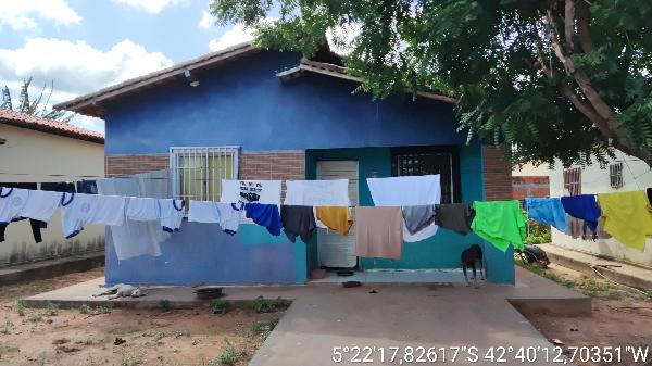 Vende-se em Demerval Lobao-PI  Casa, 52.00 de área total, 52.00 de área privativa, 185.43 de área do terreno,  2_qto(s), varanda, WC, 1_sala(s), cozinha.