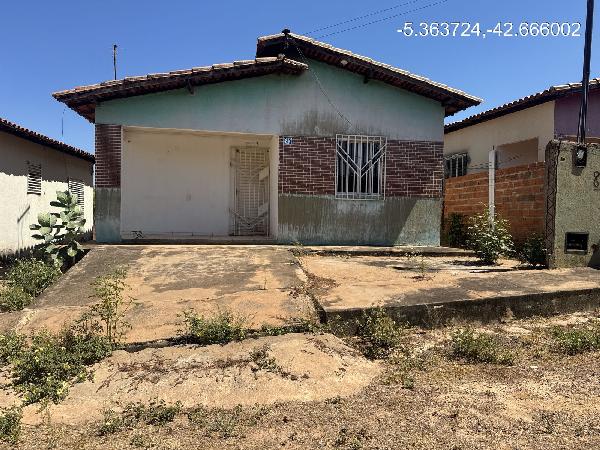 Vende-se em Demerval Lobao-PI  Casa, 56.75 de área total, 56.75 de área privativa, 165.20 de área do terreno,  2_qto(s), WC, 1_sala(s), cozinha, Terraco.
