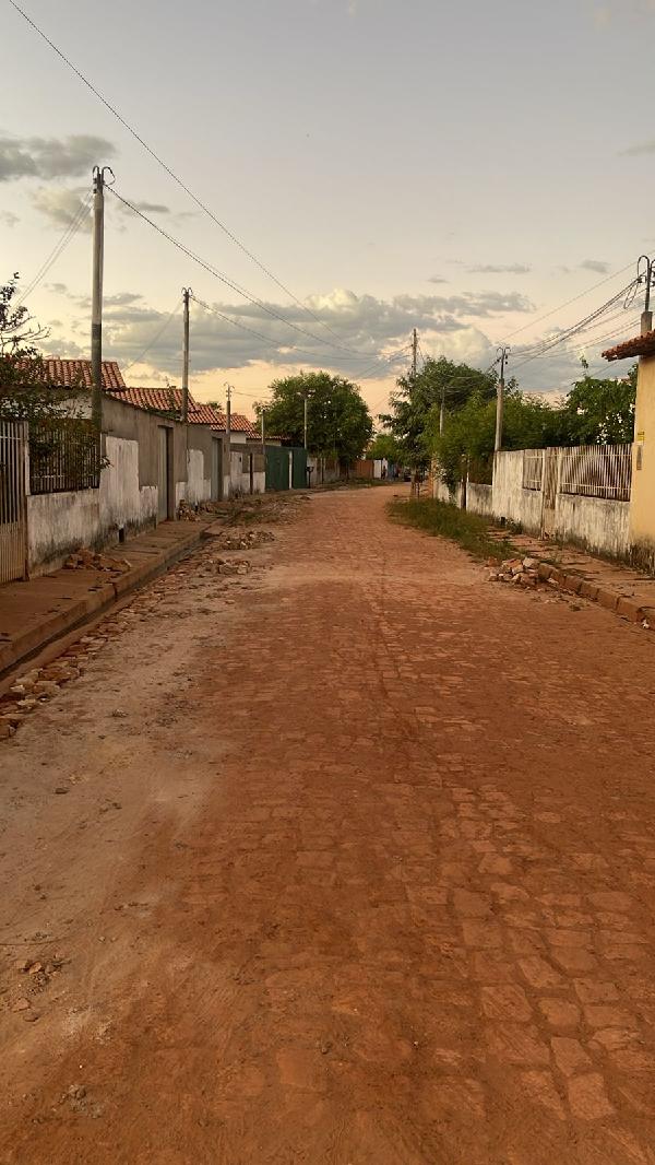 Vende-se em Altos-PI  Casa, 63.85 de área total, 63.85 de área privativa, 300.00 de área do terreno,  2_qto(s), varanda, WC, 1_sala(s), cozinha, 1_vaga(s) de garagem.