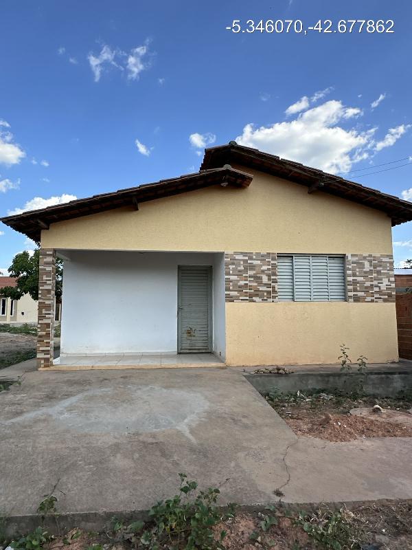 Vende-se em Demerval Lobao-PI  Casa, 56.00 de área total, 56.00 de área privativa, 237.71 de área do terreno,  2_qto(s), WC, 1_sala(s), cozinha.