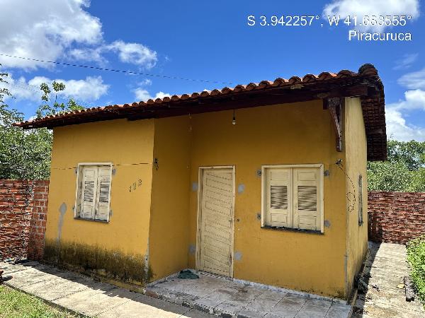 Vende-se em Piracuruca-PI  Casa, 69.80 de área privativa, 250.00 de área do terreno,  2_qto(s), varanda, a.serv, WC, 1_sala(s), cozinha, 1_vaga(s) de garagem.