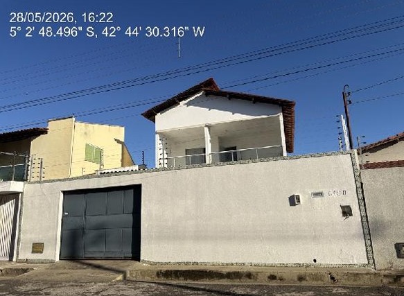 Vende-se em Teresina-PI  Casa, 144.85 de área privativa, 200.00 de área do terreno,  3_qto(s), varanda, a.serv, WC, 1_sala(s), cozinha, 1_vaga(s) de garagem.