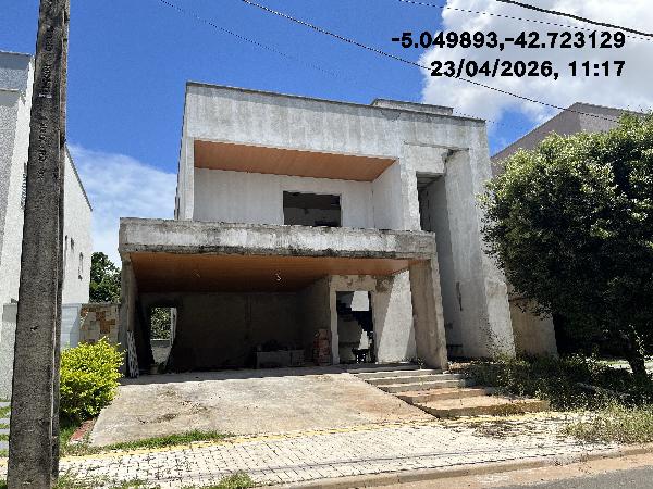 Vende-se em Teresina-PI  Casa, 257.28 de área total, 257.28 de área privativa, 300.00 de área do terreno,  4_qto(s), varanda, a.serv, WC, 2_sala(s), cozinha, 2_vaga(s) de garagem.