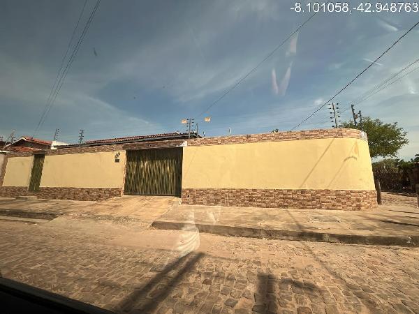 Vende-se em Canto Do Buriti-PI  Casa, 187.00 de área total, 187.00 de área privativa, 552.00 de área do terreno,  4_qto(s), a.serv, WC, 1_sala(s), cozinha.