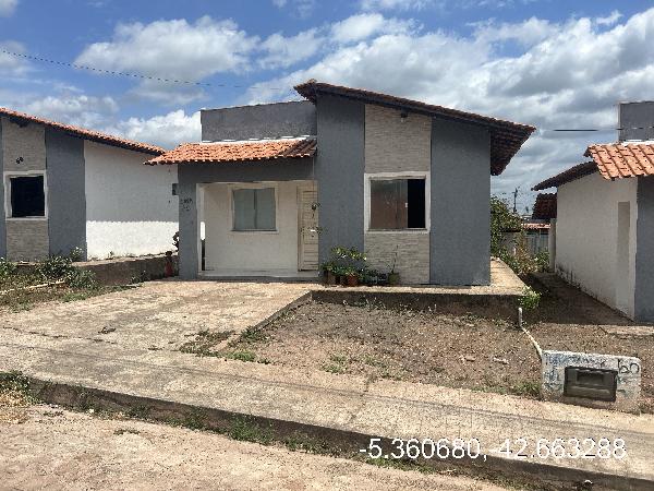 Vende-se em Demerval Lobao-PI  Casa, 62.00 de área total, 62.00 de área privativa, 190.00 de área do terreno,  2_qto(s), varanda, a.serv, WC, 1_sala(s), cozinha.