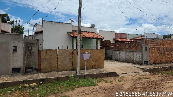 Vende-se em Castelo Do Piaui-PI  Casa, 55.50 de área privativa, 225.00 de área do terreno,  2_qto(s), a.serv, WC, 1_sala(s), cozinha, 1_vaga(s) de garagem.