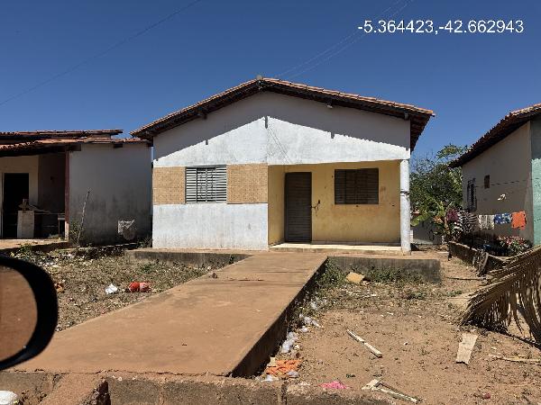Vende-se em Demerval Lobao-PI  Casa, 56.52 de área total, 56.52 de área privativa, 200.00 de área do terreno,  2_qto(s), WC, 1_sala(s), cozinha, Terraco.