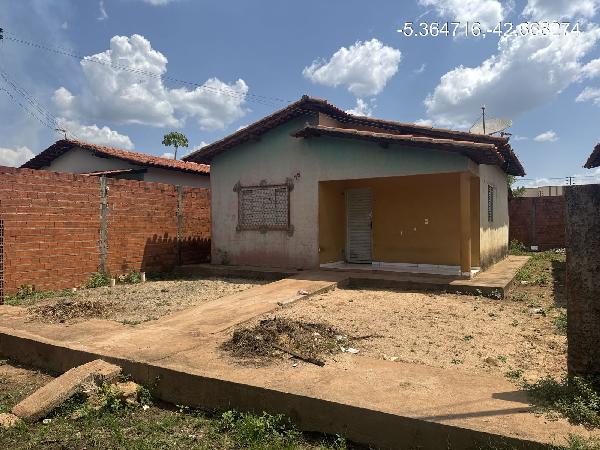 Vende-se em Demerval Lobao-PI  Casa, 56.70 de área total, 56.70 de área privativa, 200.00 de área do terreno,  2_qto(s), a.serv, WC, 1_sala(s), cozinha.