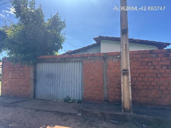 Vende-se em Demerval Lobao-PI  Casa, 56.00 de área total, 56.00 de área privativa, 200.00 de área do terreno,  2_qto(s), a.serv, WC, 1_sala(s), cozinha, 1_vaga(s) de garagem.